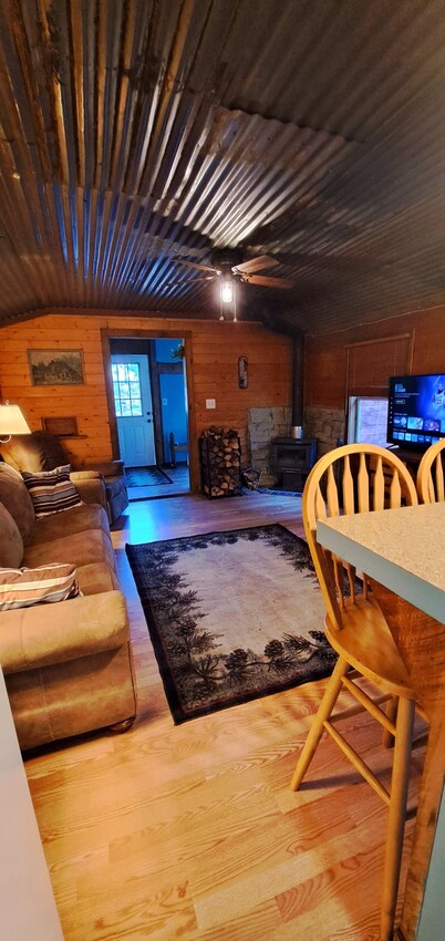 Holly's Hideaway, Cabin in the Woods