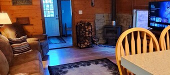 Holly's Hideaway, Cabin in the Woods