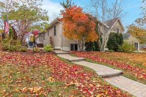 Exterior - Cozy Condo with Garden Patio - One month minimum stay (Traverse City)