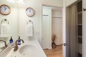 Sèche-cheveux, serviettes fournies, savon, shampoing