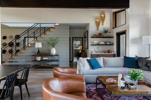 Smart TV, chimenea, futbolito y libros