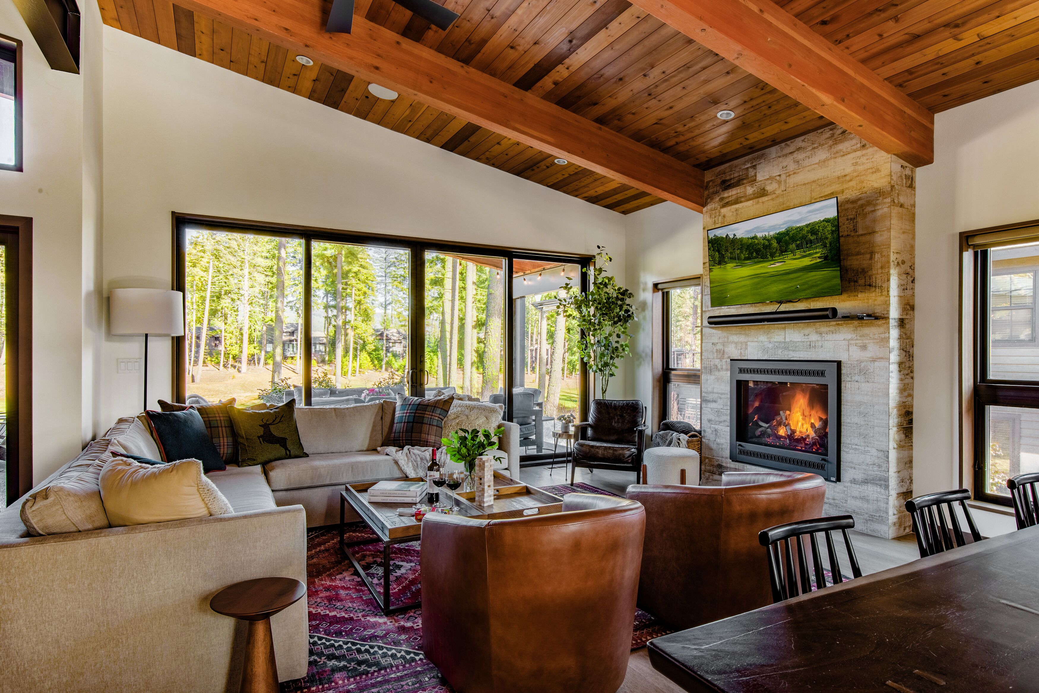 TV connectée, cheminée, baby-foot, livres