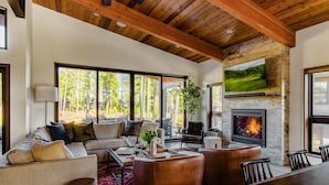 A spacious living room with a fireplace, large windows, and a cozy seating area. - 5 King Beds on Golf Course with a VIEW 0.6 mile walk to Winery! (Cle Elum)