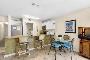 Dining - ⭐Steps 2 Private Beach Access-Beach Service-Hot Tub-1BR Gulfview II 130⭐ (Miramar Beach,)