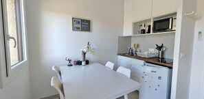 Réfrigérateur, micro-ondes, plaque de cuisson, cafetiÚre/bouilloire
