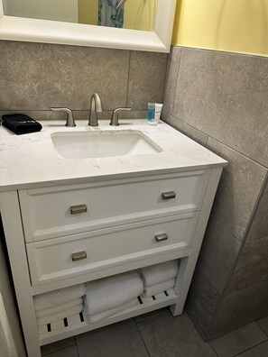 Hårtork, handdukar, tvål och schampo