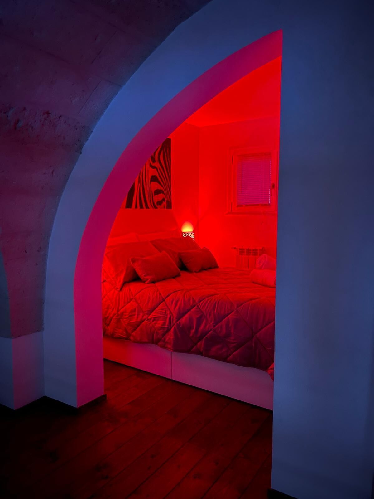 1 chambre, fer et planche à repasser, lit de bébé portatif