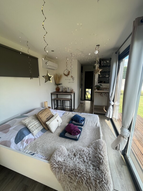 1 bedroom, bed sheets