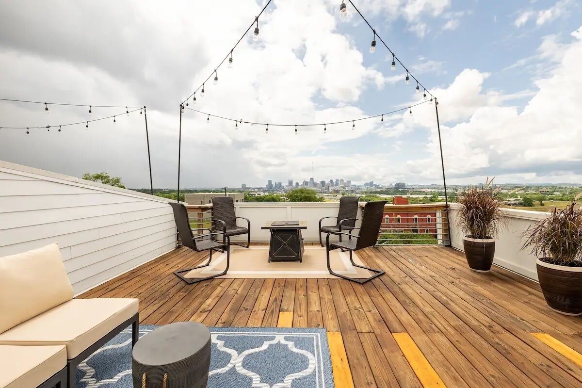 Nashville Skyline Retreat: Luxurious Home for 12 with Rooftop View