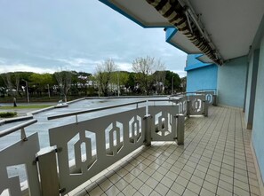 Lejlighed - 2 soveværelser - balkon - udsigt til pool | Overnatningsstedets område