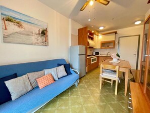 Appartement, 2 chambres, balcon, vue piscine | Salle à manger