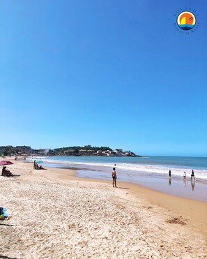 En la playa, arena blanca, 3 bares en la playa