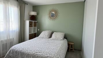 3 slaapkamers, een strijkplank/strijkijzer, wifi, beddengoed