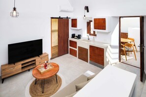 TV - Santorini Luxury Suite w/ Rooftop HotTub & SeaView (Akrotiri, Santorini)