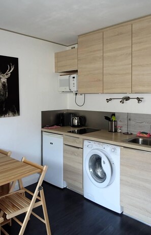 Fridge, microwave, oven, coffee/tea maker - 100m from ski slopes, 1st floor, balcony, tv, ski locker, 22m², Les Gets (Les Gets)