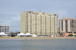 On the beach - Wake Up Hearing The Waves |Perfect 4th Floor Haven (Virginia Beach)
