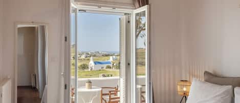 House | 2 bedrooms, laptop workspace, iron/ironing board, travel crib
