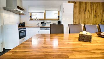 Duplex conforto, vista para a montanha | Cozinha privada | Chaleira elétrica, torradeira, cadeirão de bebê