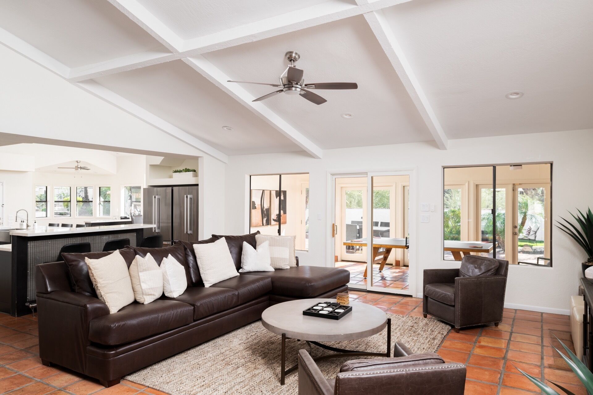 TV connectée, cheminée, table de tennis de table