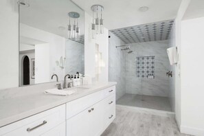 Shower, hair dryer, shampoo - Private Desert Compound w/ pickle-ball, heated (Scottsdale)