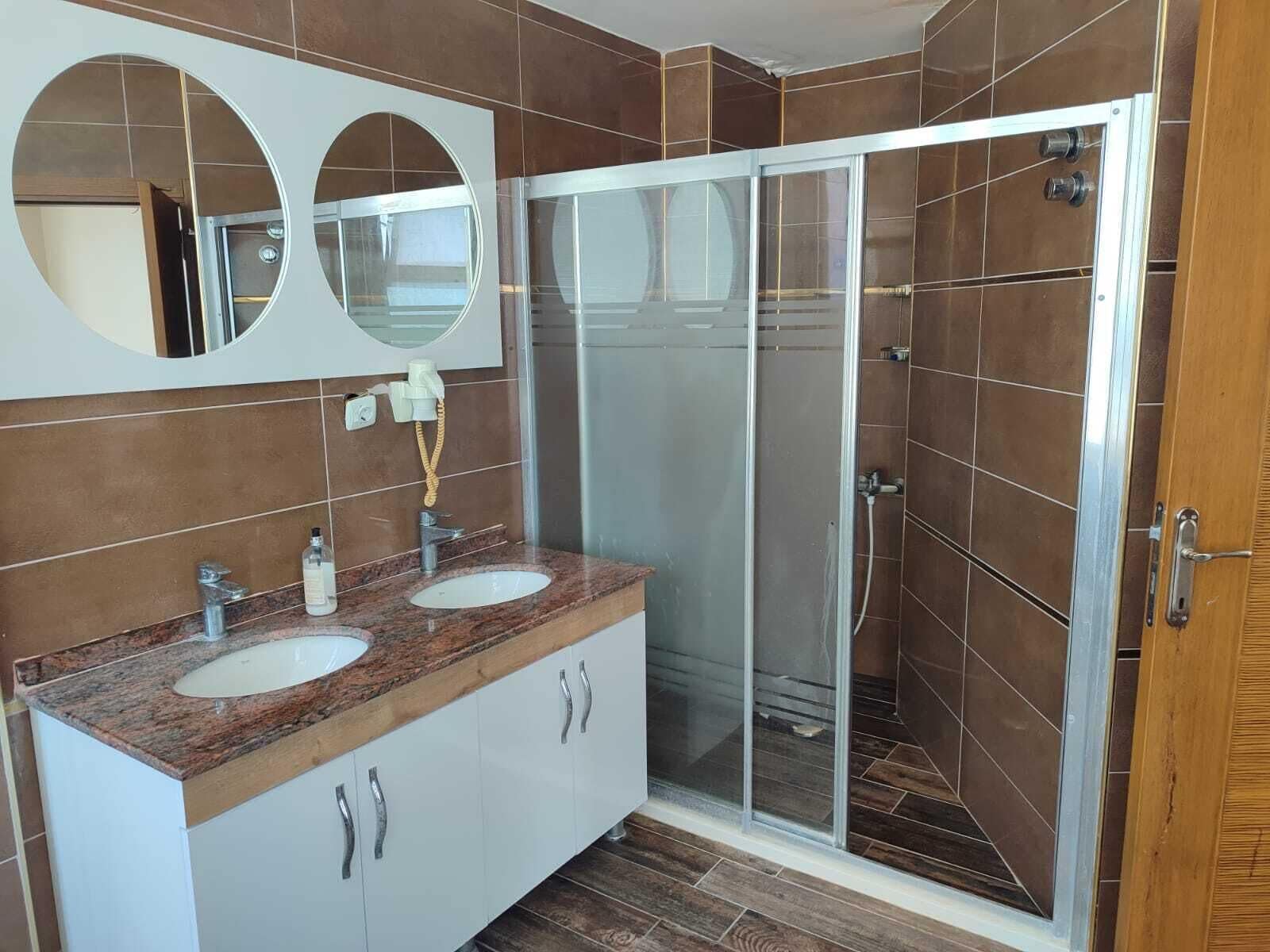 Douche à « effet pluie », sèche-cheveux, chaussons, serviettes fournies