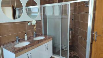 Douche à « effet pluie », sÚche-cheveux, chaussons, serviettes fournies