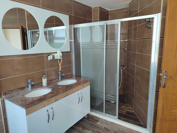 Rainfall showerhead, hair dryer, slippers, towels - Hotel Yagmur (Anamur)