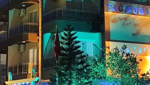 Un edificio de hotel de varios pisos con balcones y un letrero que indica que es un hotel.