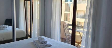 2 bedrooms, iron/ironing board, WiFi