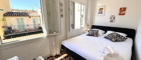 Tabla de planchar con plancha, wifi gratis y ropa de cama