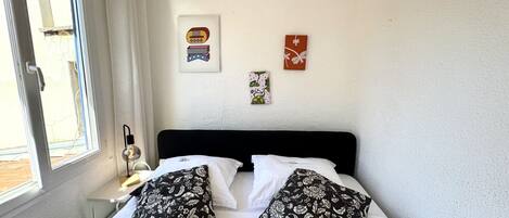 Iron/ironing board, free WiFi, bed sheets
