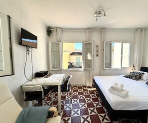 Ferros/tábuas de passar roupa, Wi-Fi de cortesia, roupa de cama