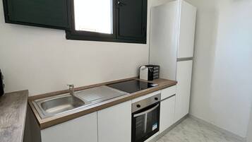 Kühlschrank, Mikrowelle, Ofen, Wasserkocher mit Kaffee-/Teezubehör