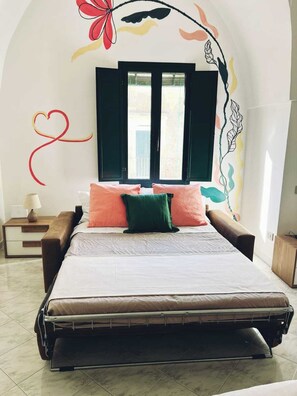 1 habitación, caja de seguridad en la habitación y escritorio 