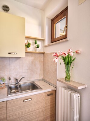 Réfrigérateur, four, cafetière/bouilloire, grille-pain