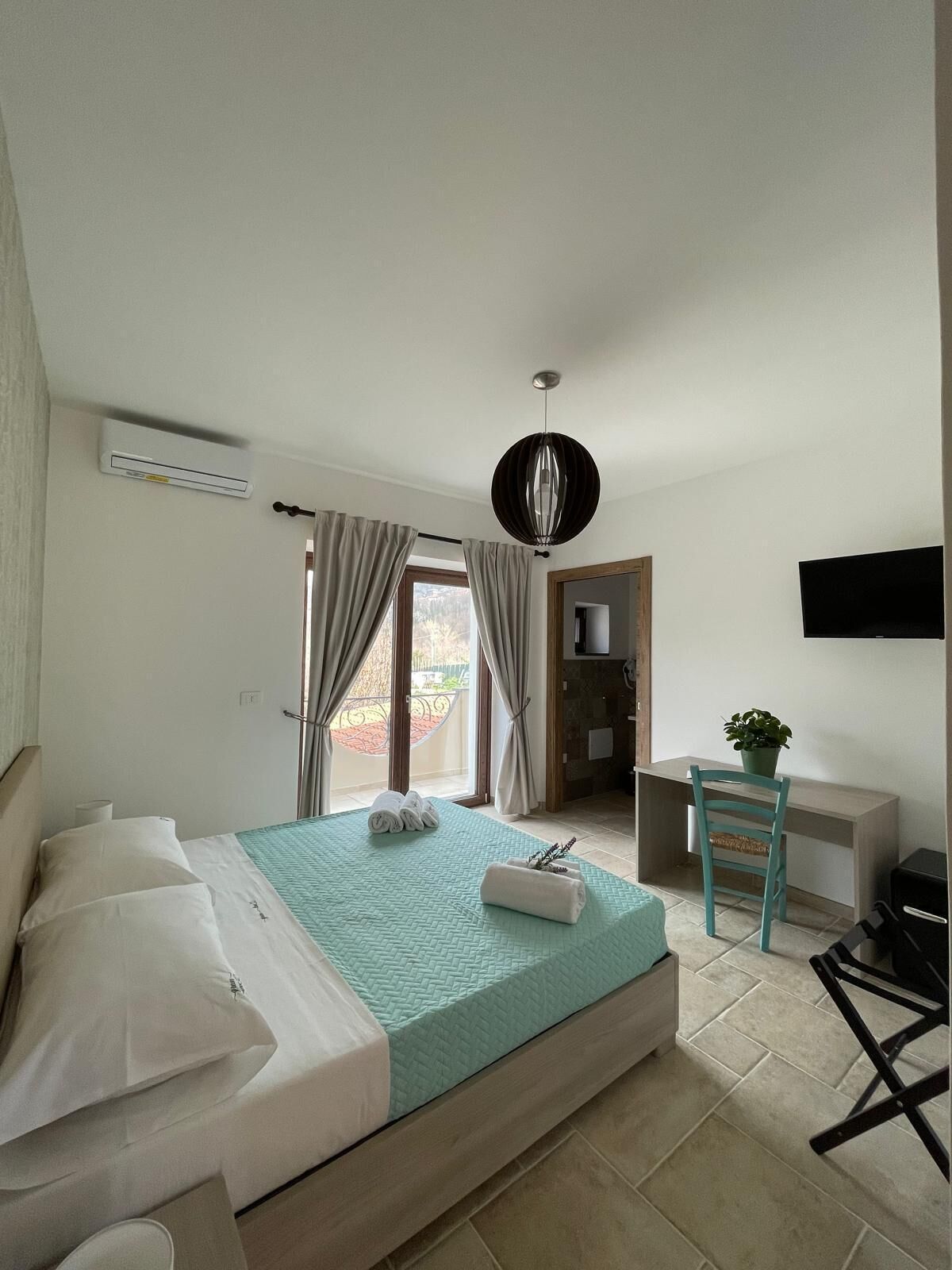 Habitación doble Confort, vista al jardín | Sábanas italianas Frette, ropa de cama de alta calidad y edredón 