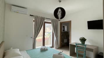 Habitación doble Confort, vista al jardín | Sábanas italianas Frette, ropa de cama de alta calidad y edredón