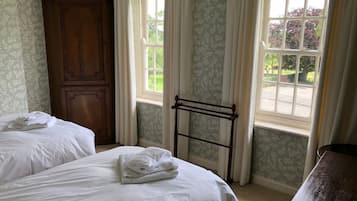 5 bedrooms, desk, iron/ironing board, travel crib