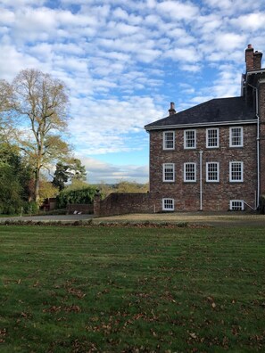 A large brick building with multiple windows and a well-maintained lawn in front. - Stunning Hall Cottage, near York and Leeds (Wighill)