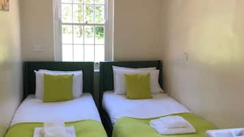 5 bedrooms, desk, iron/ironing board, travel cot