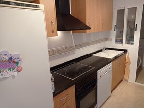 Geladeira, micro-ondas, fogão, cooktop