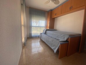 1 quarto, ferros/tábuas de passar roupa, roupa de cama