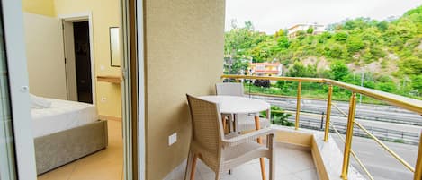 Kamar Keluarga | Balkon