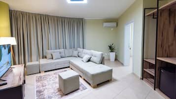 Family Room | Living area | 32-inch flat-screen TV with cable channels, Netflix, streaming services