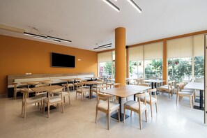 每日付費供應吃到飽早餐