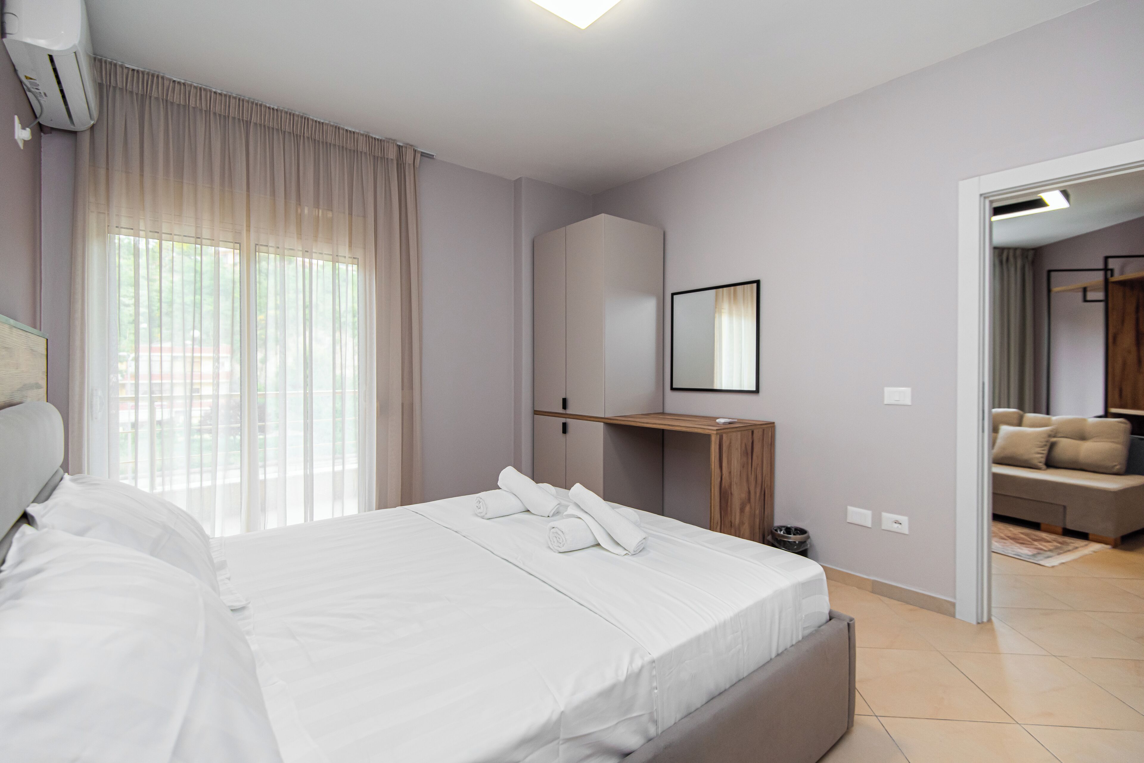 خزنة داخل الغرفة وتجهيزات عازلة للصوت وواي فاي مجانًا وملاءات أسرّة