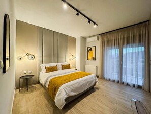 豪華雙人房 | 起居區 | 35-吋智慧型電視，提供數位頻道