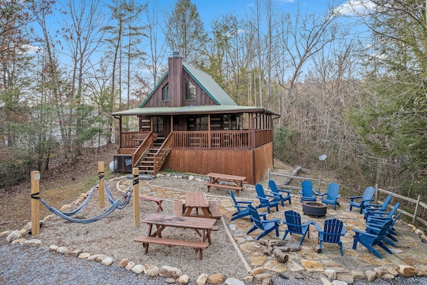 Outdoor dining - The Mountain Rental For Your Next Reunion (PIGEON FORGE)