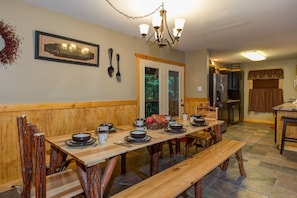 Dining - The Mountain Rental For Your Next Reunion (PIGEON FORGE)