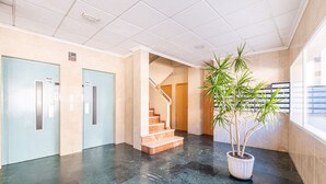A lobby with a marble floor, a staircase, and a potted plant. - Niza 2-A Apartment Levante Beach (Benidorm)